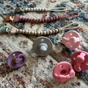 Itzy ritzy pacifiers / clips